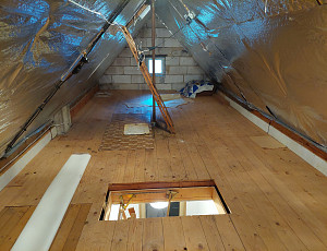 Zateplení stropu staršího rodinného domu pomocí foukané izolace